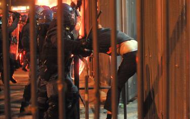 La mafia serba dietro i disordini. Ultrà tutti interrogati