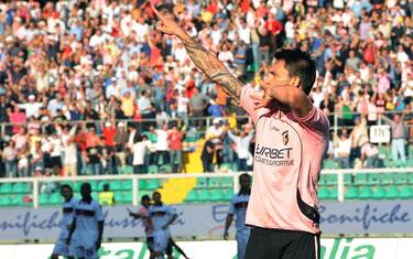 PALERMO, ITALY - OCTOBER 17:  Mauricio Pinilla of Palermo celebrates his goal (3:0) during the Serie A match between US Citta di Palermo and Bologna FC at Stadio Renzo Barbera on October 17, 2010 in Palermo, Italy.  (Photo by Tullio M. Puglia/Getty Images) *** Local Caption *** Mauricio Pinilla