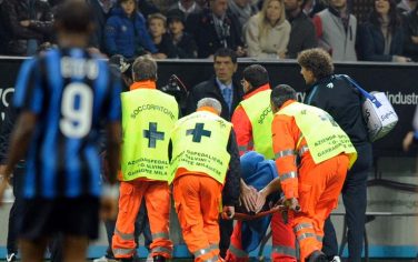 MILAN, ITALY - NOVEMBER 06:  Walter Samuel of FC Internazionale Milano is stretchered off injured during the Serie A match between Inter and Brescia at Stadio Giuseppe Meazza on November 6, 2010 in Milan, Italy.  (Photo by Claudio Villa/Getty Images) *** Local Caption *** Walter Samuel