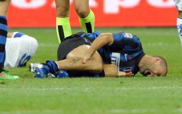 Inter Milan's Argentinian defender Adrian Samuel lies on the field after being injured on November 6, 2010 during his team's Serie A football match against Brescia at San Siro stadium in Milan. The match ended 1-1.  AFP PHOTO / GIUSEPPE CACACE (Photo credit should read GIUSEPPE CACACE/AFP/Getty Images)