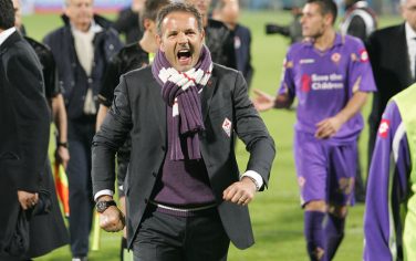 FLORENCE, ITALY - OCTOBER 23: Fiorentina head coach Sinisa Mihajlovic celebrates the victory after during the Serie A match between ACF Fiorentina and AS Bari at Stadio Artemio Franchi on October 23, 2010 in Florence, Italy.  (Photo by Gabriele Maltinti/Getty Images) *** Local Caption *** Sinisa MihajloviC