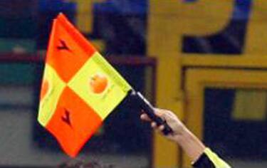 sport_calcio_italiano_bandierina_guardalinee_ansa