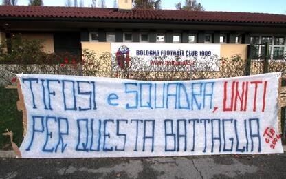 Bologna, tifosi interrompono l'allenamento: "Siamo con voi"