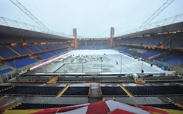 Rinviato a data da destinarsi il derby della Lanterna Sampdoria-Genoa a causa della nevicata che da stamattina, 19 dicembre 2010, si e' abbattuta sulla citta' di Genova. Avrebbe dovuto disputarsi stasera alle 20:45. L'azione degli spalatori allo stadio Luigi Ferraris non e' servita ad impedire la decisione dell'arbitro Emidio Morganti, presa dopo un sopralluogo sul terreno di gioco, letteralmente coperto di neve. ANSA/ LUCA ZENNARO