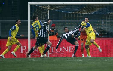L'attaccante della Juventus Fabio Quagliarella segna il gol dello 0-1, durante la partita Chievoverona-Juventus,oggi 19 Dicembre 2010 allo stadio Bentegodi di Verona . ANSA/FILIPPO VENEZIA