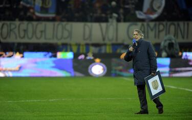 Inter Milan's president Massimo Moratti (L) speaks to the audience after receiving a prize for winning all the trophies by Inter Milan during the year 2010 before the seria A match Inter against Napoli, on January 6, 2011 in San Siro stadium in Milan . AFP PHOTO / OLIVIER MORIN (Photo credit should read OLIVIER MORIN/AFP/Getty Images)