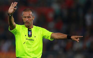 ROME - SEPTEMBER 25:  Referee Emidio Morganti signals during the Serie A match between AS Roma and  FC Internazionale Milano at Stadio Olimpico on September 25, 2010 in Rome, Italy.  (Photo by Paolo Bruno/Getty Images) *** Local Caption *** Emidio Morganti