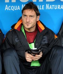 Roma, tifosi contro Ranieri: "Ha umiliato Totti"