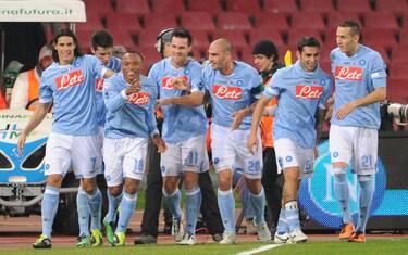 Il Napoli non molla: Cavani sbaglia, Zuniga no. Catania ko