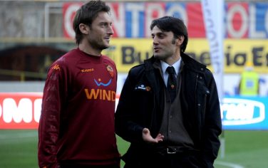 BOLOGNA, ITALY - FEBRUARY 23:  Roma coach, Vincenzo Montella speaks with Francesco Totti before the Serie A match between Bologna FC and AS Roma at Stadio Renato Dall'Ara on February 23, 2011 in Bologna, Italy.  (Photo by Roberto Serra/Getty Images) *** Local Caption *** Vincenzo Montella;Francesco Totti