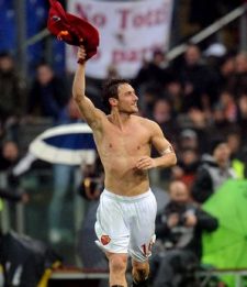 Totti regala il derby alla Roma, Lazio ko. Udinese a valanga