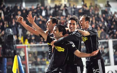 CESENA, ITALY - MARCH 12:  Marco Parolo of Cesena celebrates with team-mates after scoring his team's second goal during the Serie A match between AC Cesena and Juventus FC at Dino Manuzzi Stadium on March 12, 2011 in Cesena, Italy.  (Photo by Roberto Serra/Getty Images) *** Local Caption *** Marco Parolo
