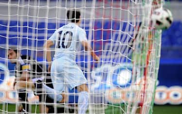 Zarate, gol da tre punti per la Lazio. Cesena battuto