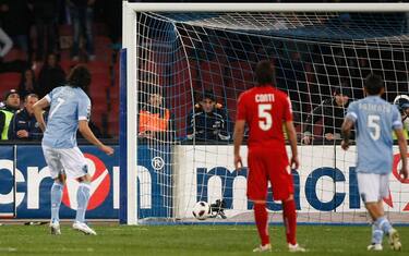 Cavani torna Matador, stende il Cagliari e Napoli sogna