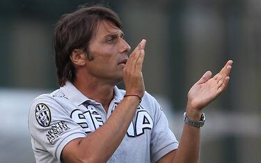 SIENA, ITALY - AUGUST 28: Siena head coach Antonio Conte gestures during the Serie B match between Siena and Reggina at Artemio Franchi - Mps Arena Stadium on August 28, 2010 in Siena, Italy.  (Photo by Gabriele Maltinti/Getty Images) *** Local Caption *** Antonio Conte