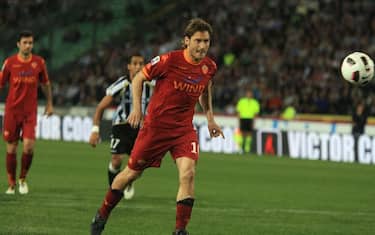 totti_cucchiao_3_osserva_palla