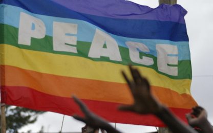 "La bandiera della pace non entra": il tifoso torna a casa