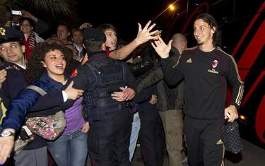 ibrahimovic_arrivo_autobus_hotel_ansa