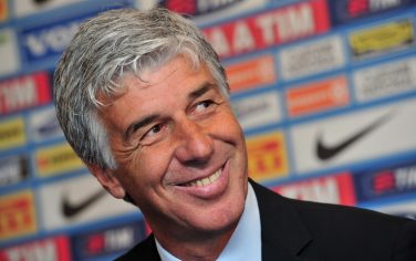 New Inter Milan's coach Gian Piero Gasperini (L) is presented to the media on July 5, 2011 at the team's training center in Appiano Gentile near Milan. AFP PHOTO / GIUSEPPE CACACE (Photo credit should read GIUSEPPE CACACE/AFP/Getty Images)