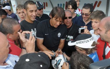 L'allenatore della Juventus, Antonio Conte, firma autografi al termine della partitella Juventus A contro Juventus B, 11 Agosto 2011 a Villar Perosa (Torino). ANSA/DI MARCO