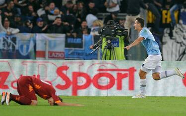 ROME, ITALY - OCTOBER 16: Miroslav Klose of Lazio celebrates after scoring the goal 2-1 during the Serie A match between SS Lazio and AS Roma at Stadio Olimpico on October 16, 2011 in Rome, Italy. (Photo by Giuseppe Bellini/Getty Images)