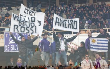 FLORENCE, ITALY - OCTOBER 22: Fans of ACF Fiorentina during the Serie A match between ACF Fiorentina and Catania Calcio at Stadio Artemio Franchi on October 22, 2011 in Florence, Italy.  (Photo by Gabriele Maltinti/Getty Images)
