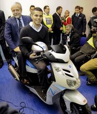 Gli diede un passaggio, riceve lo scooter da De Laurentiis