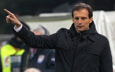 MILAN, ITALY - JANUARY 26:  AC Milan manager Massimiliano Allegri issues instructions to his players during the Tim Cup match between AC Milan and SS Lazio at Giuseppe Meazza Stadium on January 26, 2012 in Milan, Italy.  (Photo by Marco Luzzani/Getty Images)