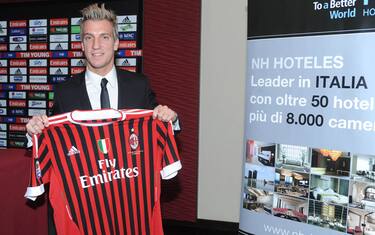 Maxi Lopez al Milan: "Sono felice, voglio rimanerci a vita"