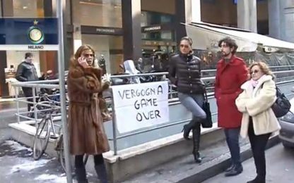 Inter, protesta in pelliccia sotto gli uffici di Moratti