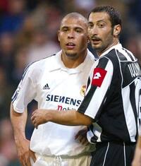 Difende un calciatore insultato, Iuliano squalificato 6 mesi