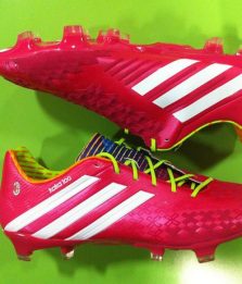 Kakà, le scarpe celebrative per i 100 gol col Milan