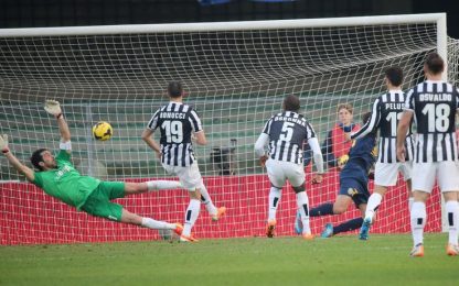 Gomez gela la Juve: 2-2 a Verona. Lazio-Roma, derby da 0-0