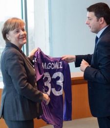 E Renzi regala alla Merkel la maglia viola di Gomez