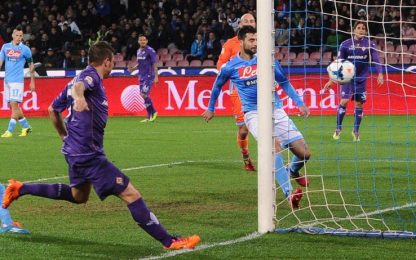 Colpo Fiorentina, il Napoli (in dieci) cade nel finale