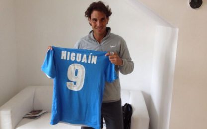 Napoli, la maglia di Higuain in dono a Rafa. "Bella squadra"