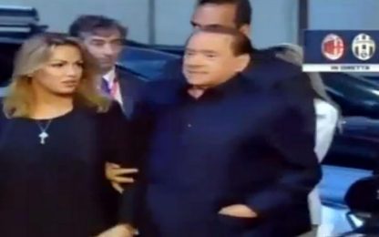 VIDEO. Berlusconi con Pascale a S.Siro, ma lei si ritrae...
