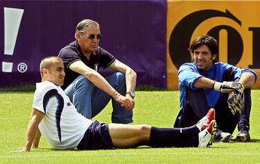 Duisburg, GERMANY:  (LtoR) Italian captain Fabio Cannavaro, team manager Gigi Riva and goalkeeper Gianluigi Buffon are seen during a training session, 08 July 2006 in Duisburg, on the eve of the World Cup 2006 final football match Italy vs.France in Berlin . AFP PHOTO / PATRICK HERTZOG  (Photo credit should read PATRICK HERTZOG/AFP/Getty Images)