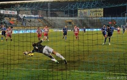 Harakiri Pisa, Ascoli al comando. Gubbio: portiere in gol