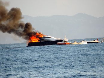 Rogo nel Golfo di Napoli, in fiamme lo yacht di De Laurentiis