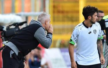 Cagliari primo ko, aggancio Cesena. In coda festeggiano Ternana ed Entella