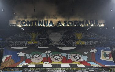 MILAN, ITALY - OCTOBER 18:  The FC Internazionale Milano fans show their support before the Serie A match between FC Internazionale Milano and Juventus FC at Stadio Giuseppe Meazza on October 18, 2015 in Milan, Italy.  (Photo by Marco Luzzani/Getty Images)