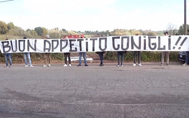 Roma, contestazione dei tifosi: 50 chili di carote a Trigoria