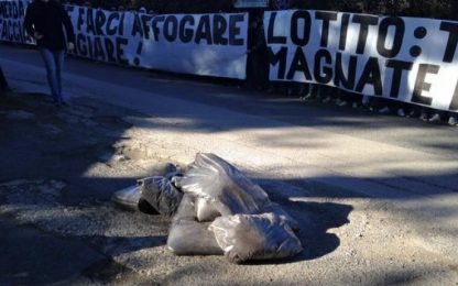 Lazio contestata, sacchi di letame e striscioni a Formello