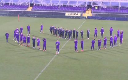Fiorentina, i giocatori formano un cuore in campo