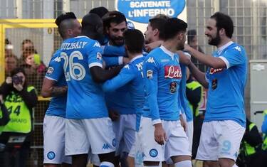 NAPOLI CAMPIONE D'INVERNO. Demolito il Frosinone