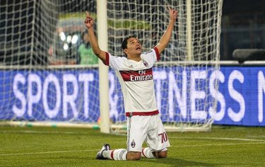 AC Milan's Colombian forward Carlos Bacca (L) celebrates after scoring during the Italian Serie A football match Empoli vs AC Milan, on January 23, 2016 at Empoli's "Carlo Castellani" comunal stadium.   / AFP / ANDREAS SOLARO        (Photo credit should read ANDREAS SOLARO/AFP/Getty Images)