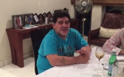 Canta Napoli: Maradona intona "Un giorno all'improvviso"