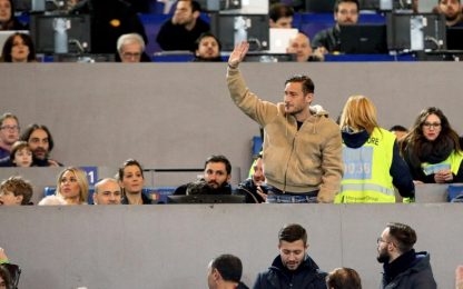 Totti in tribuna all'Olimpico. Per i tifosi: "C'è solo un capitano"