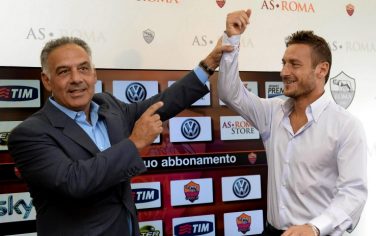 A handout image released by AS Roma press office shows Captain of As Roma Francesco Totti (R), with team President, James Pallotta (L), after announcing that he has extended his contract with AS Roma for two years (running until 2016) during a press conference at Trigoria's Sports Center, Rome, Italy,20 September 2013.  ANSA/LUCIANO ROSSI  HANDOUT EDITORIAL USE ONLY/NO SALES HANDOUT EDITORIAL USE ONLY/NO SALES